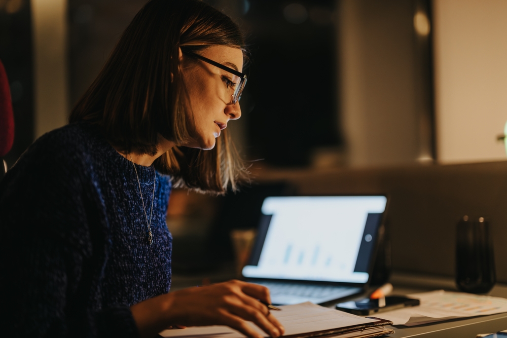 Kvinde laver kontor arbejde