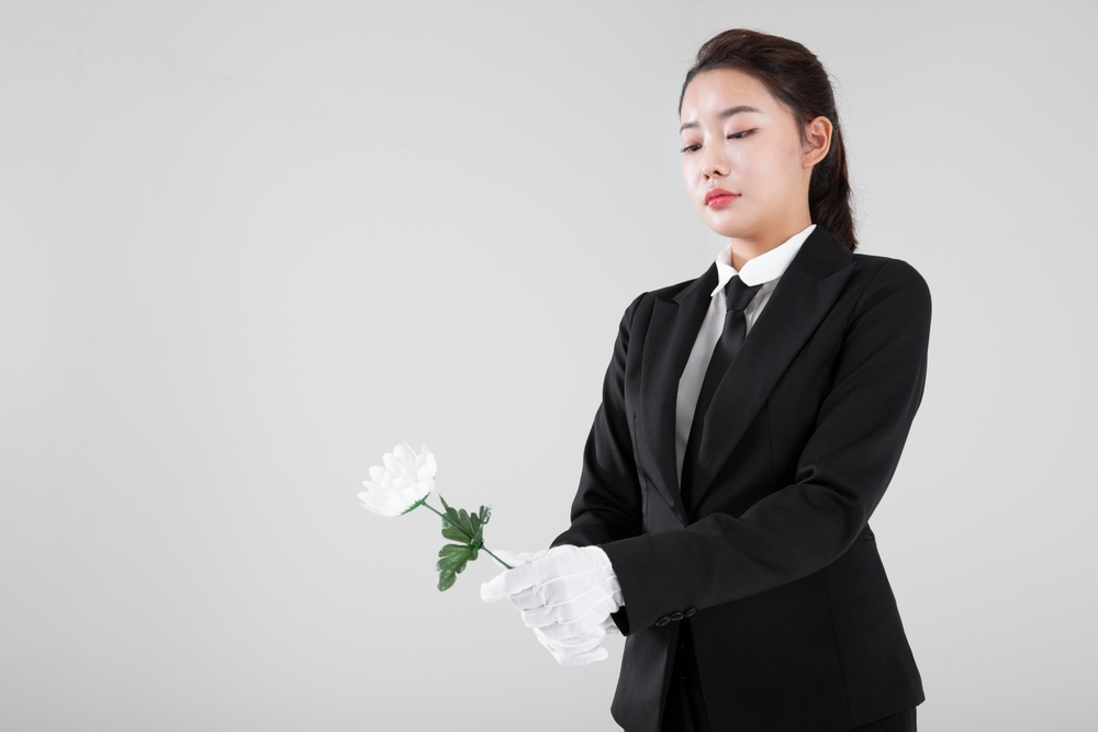 kvinde i begravelses tøj