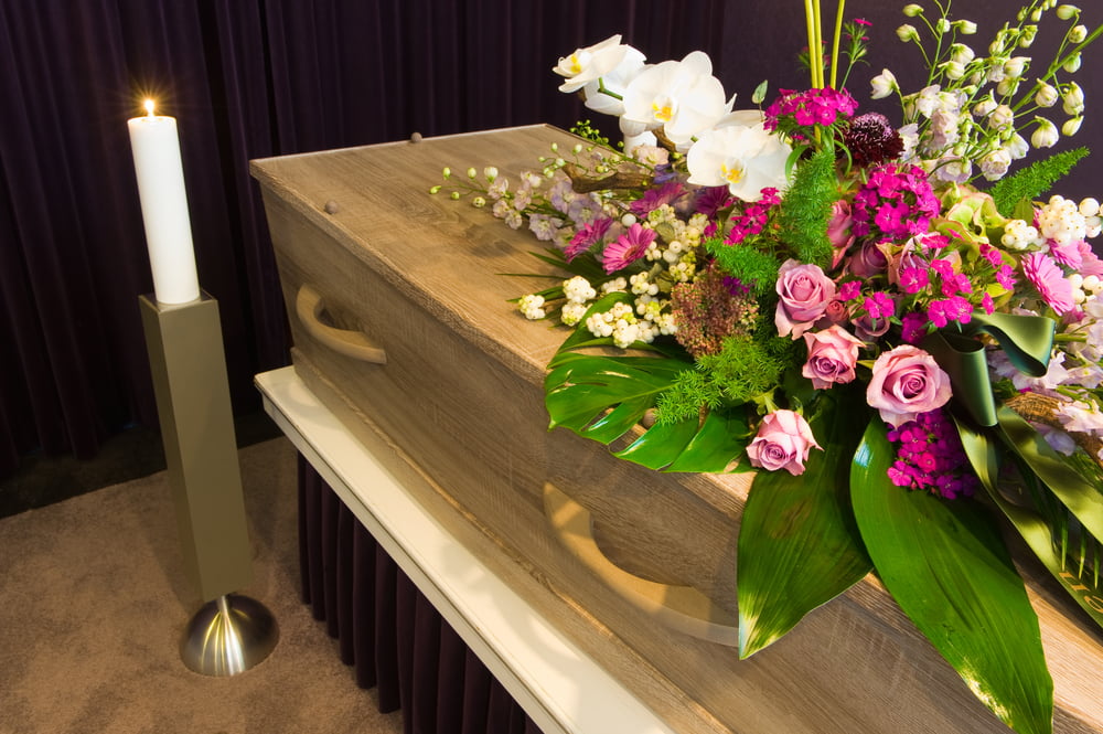 Kiste med flotte blomster på