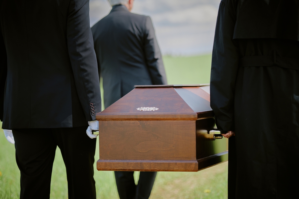 kiste bliver båret ved en begravelse